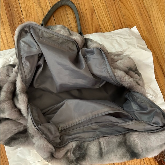 Large gray mixed with black faux fur handbag - Picture 4 of 7